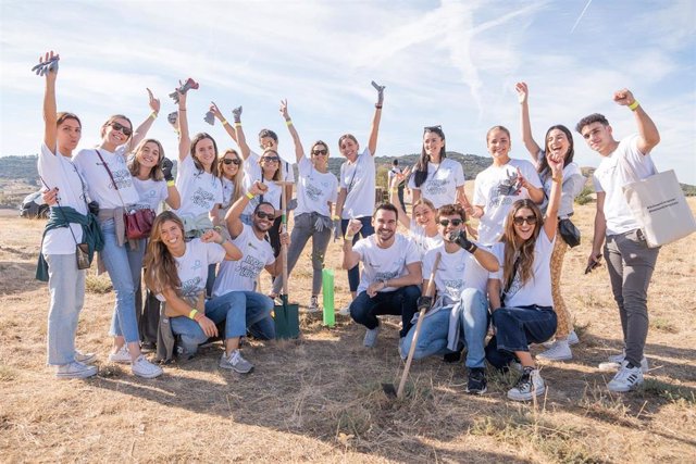 Mil empleados de L’Oréal en España cambian su trabajo diario para participar en diferentes actividades medioambientales y sociales en colaboración con 26 ONG y entidades sin ánimo de lucro nacionales, en el 'Citizen Day'
