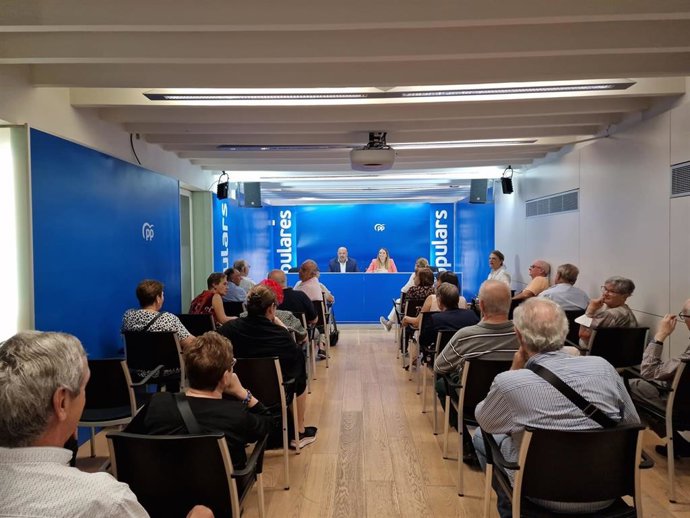 La presidenta del PP balear, Marga Prohens, y el presidente del PP de Palma, Jaime Martínez, se reúnen con los presidentes de las asociaciones de Gent Gran de Palma