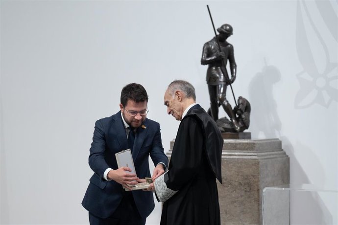 El presidente de la Generalitat, Pere Aragons, entrega la medalla honorífica al expresidente de la Comisión Jurídica Asesora Josep Enric Rebés