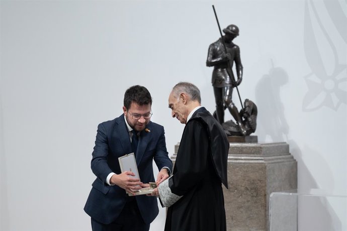 El president de la Generalitat, Pere Aragons, lliura la medalla honorífica a l'expresident de la Comissió Jurídica Assessora Josep Enric Rebés.