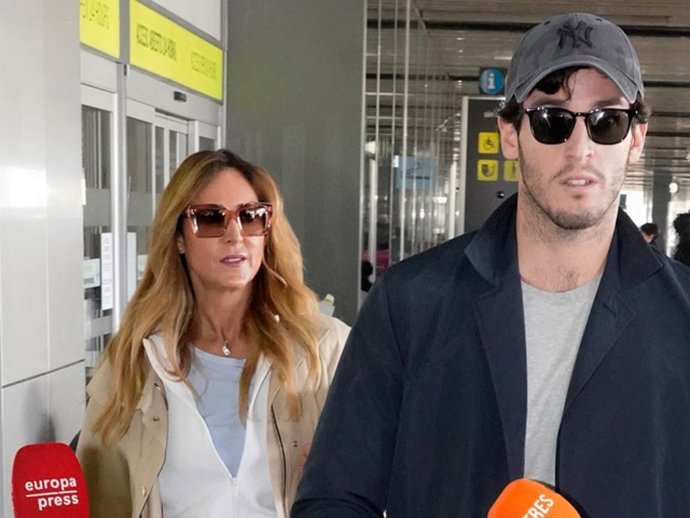 Iñigo Onieva y su madre, Carolina Molas, a su llegada a Madrid