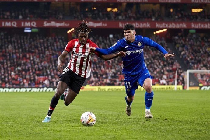 Archivo - Nico Williams y Carles Aleñ