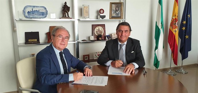 Antonio Díaz y Juan Carlos Núñez, durante la firma.