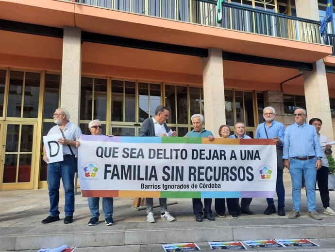 La Asociación Andaluza de Barrios Ignorados frente al Ayuntamiento de Córdoba.