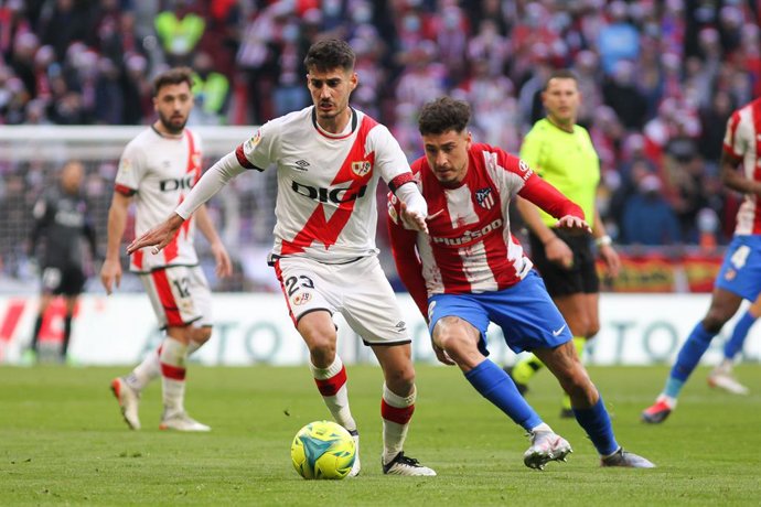 Archivo - Oscar Valentin of Rayo Vallecano and Jose Maria Gimenez of Atletico de Madrid in action during La liga football match played between Atletico de Madrid and Rayo Vallecano at Wanda Metropolitano stadium on January 02, 2021, in Madrid, Spain.