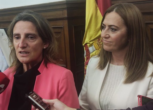 Teresa Ribera (izda) junto a la delegada del Gobierno, Virginia Barcones, visita Soria.
