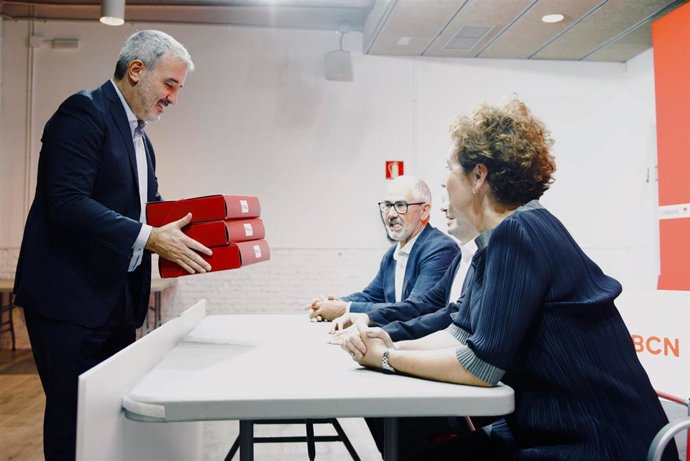 El líder del PSC en Barcelona y primer teniente de alcalde, Jaume Collboni, entrega los preavales para las primarias del PSC en la capital catana.