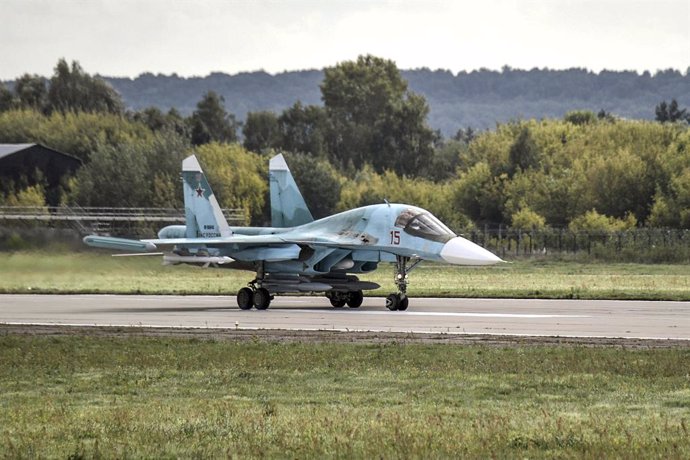 Archivo - HANDOUT - 27 August 2019, Russia, Zhukovsky: A Sukhoi Su-34 fighter-bomber prepares to take off during the 2019 MAKS International Aviation and Space Show. Photo: -/Kremlin/dpa - ATTENTION: editorial use only and only if the credit mentioned a