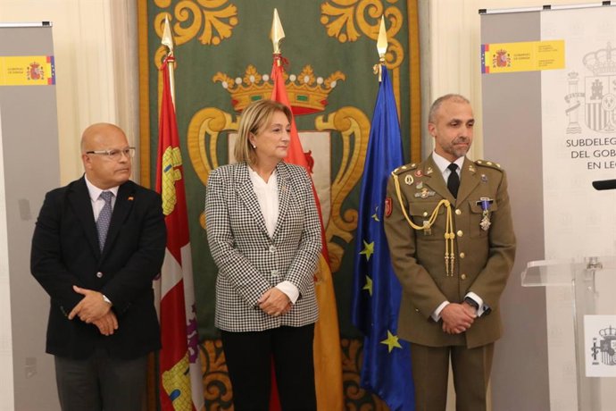 Faustino Sánchez, subdelegado del Gobierno en León; Delia Losa, delegada del Gobierno en Asturias y José Alberto Barja, teniente coronel del del Cuerpo General del Ejército de Tierra.