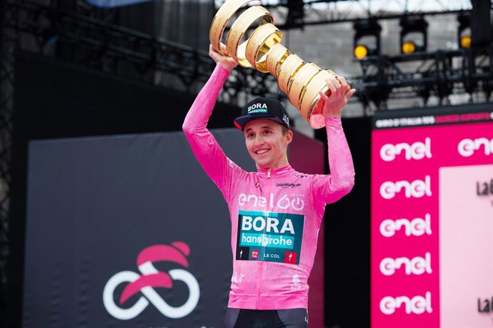 Archivo - Jai Hindley levanta el trofeo de ganador del Giro de Italia 2022