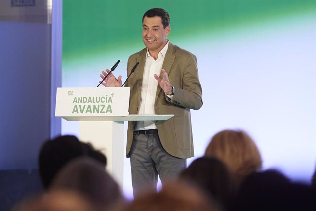El presidente de la Junta de Andalucía, Juanma Moreno, durante la clausura la reunión de la Junta Directiva Autonómica del PP-A en el Hotel Los Lebreros, a 5 de septiembre de 2022 en Sevilla (Andalucía, España)