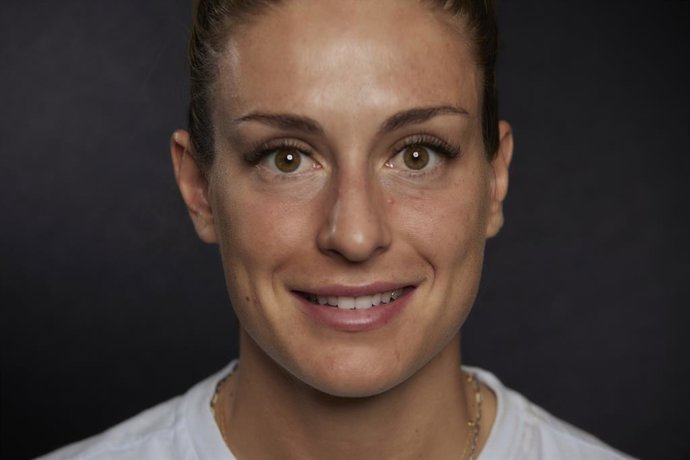 Archivo - La futbolista Alexia Putellas posa para Europa Press, en el Hyatt Regency Hesperia Madrid, a 15 de junio de 2022, en Madrid (España). Putellas obtuvo el Balón de Oro a la mejor jugadora del mundo en 2021 y el 17 de enero de 2022, fue galardona