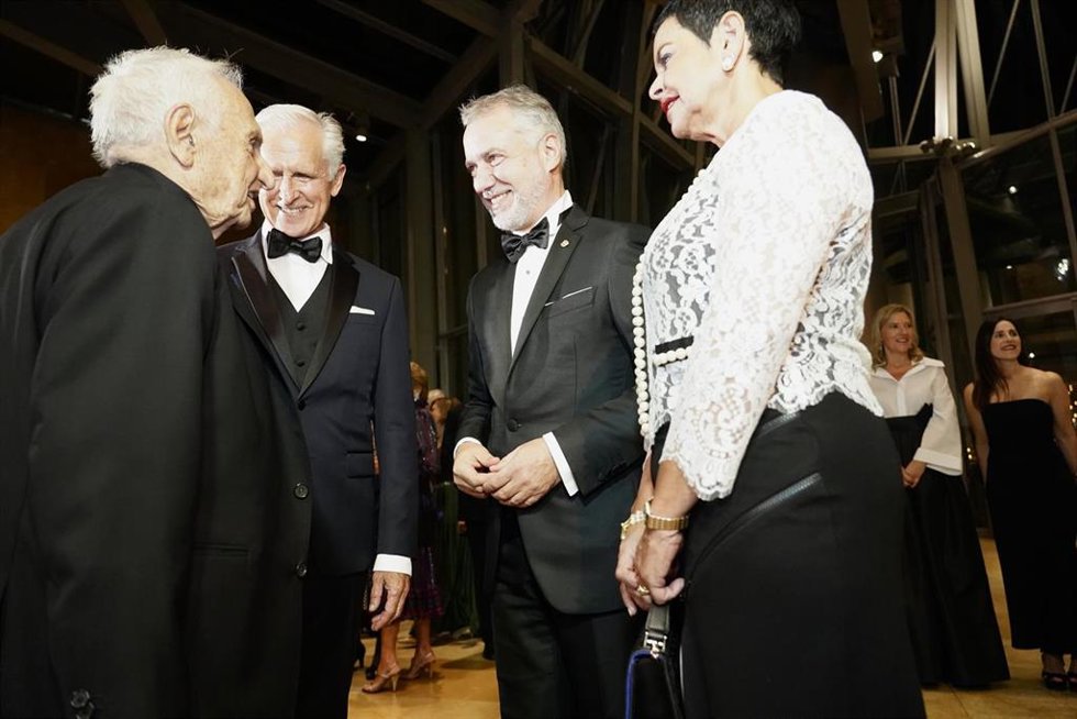 El arquitecto Frank Gerhy, el director del Museo Guggenheim Bilbao, Juan Ignacio Vidarte, el lehendakari, Iñigo Urkullu y su esposa. Lucía Arieta-Araunabeña