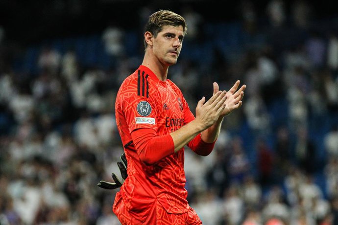 Archivo - Arxiu - Thibaut Courtois aplaudeix a l'afició després d'un partit del Reial Madrid