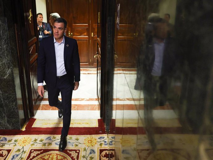 El presidente del Gobierno, Pedro Sánchez, a su llegada a una sesión plenaria en el Congreso de los Diputados, a 13 de octubre de 2022, en Madrid (España). 