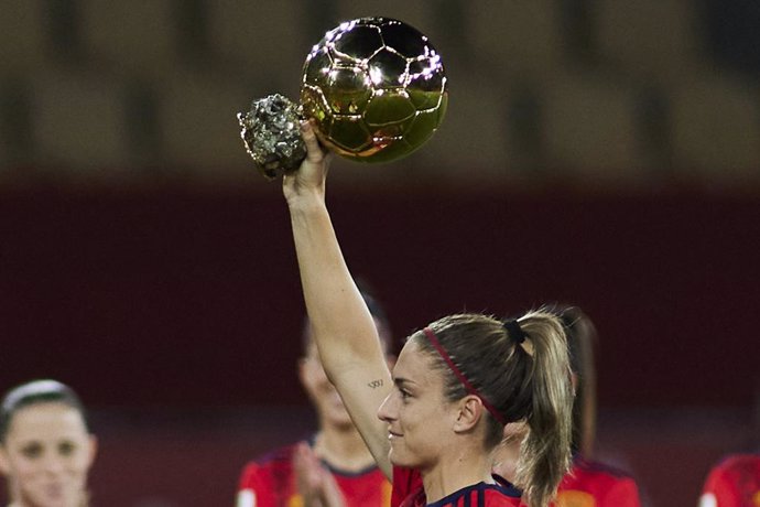 Archivo - Alexia Putellas, jugadora de la Selección Española femenina, enseña el Balón de Oro ganado ayer durante el partido España Vs Escocia, a 30 de noviembre de 2021 en Sevilla (Andalucía, España)
