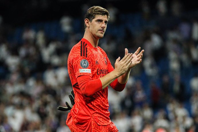 Archivo - Thibaut Courtois of Real Madrid claps after winning the UEFA Champions League, Group F, football match played between Real Madrid and RB Leipzig at Santiago Bernabeu on September 14, 2022 in Madrid, Spain.