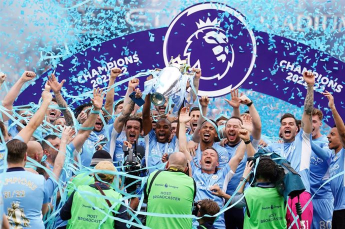 Archivo - Los jugadores del Manchester City celebran el título de la Premier League 2021-2022