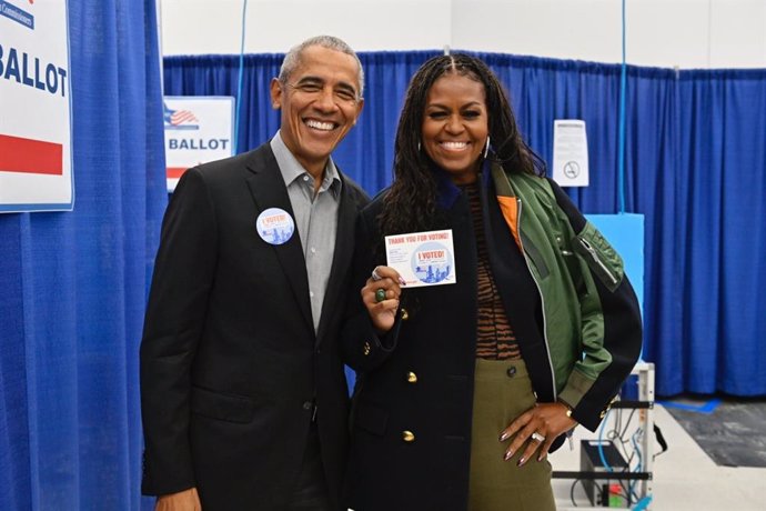 El expresidente de Estados Unidos Barack Obama y la ex primera dama Michelle Obama en el colegio electoral