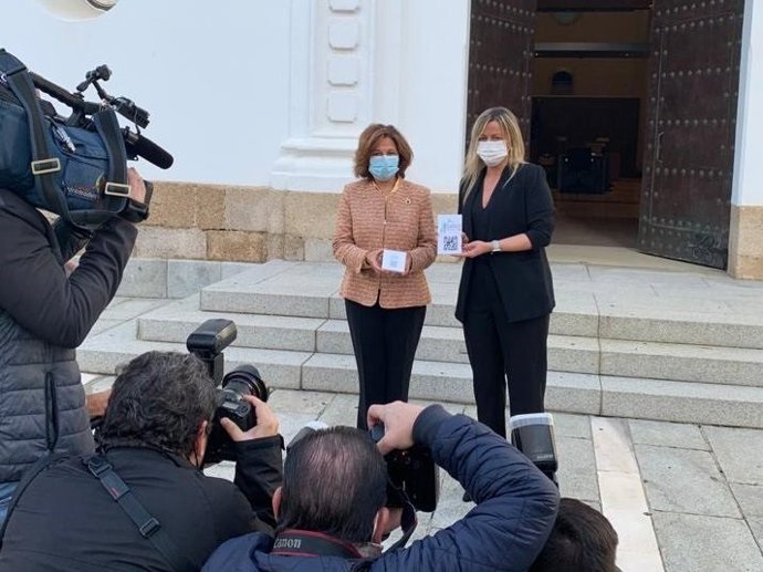 Archivo - La vicepresidenta primera de la Junta, PIlar Blanco-Morales, entrega el proyecto de PGEx a la presidenta de la Asamblea, Blanca Martín, en el año 2020