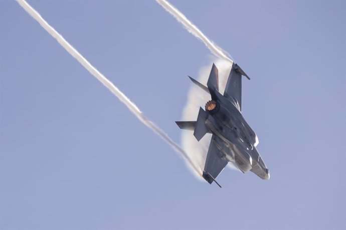 Archivo - August 20, 2022 - Philippine Sea - An F-35B Lightning II aircraft assigned to Marine Medium Tiltrotor Squadron (VMM) 262 (Reinforced) flies over amphibious assault carrier USS Tripoli (LHA 7), August. 20, 2022. Tripoli is operating in the U.S.