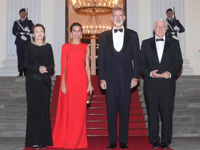 Los Reyes, el Presidente de la República Alemana, Frank-Walter Steinmeier, y la primera dama, Elke Büdenbender, en la cena de Estado ofrecida en honor de sus Majestades en el Palacio de Bellevue