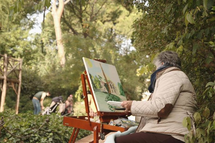 Archivo - Una mujer pinta un cuadro durante su participación en el XVI Certamen Nacional de Pintura Rápida en el Parque de El Capricho, en Madrid (España) a 17 de octubre de 2020. Este año, la temática del concurso artístico gira en torno al otoño en el