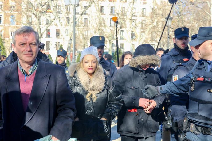 Archivo - La líder de Hogar Social Madrid, Melisa Domínguez, en las inmediaciones del Tribunal Supremo, donde, en la zona reservada a los periodistas, ha desplegado una pancarta con la leyenda  'ilegalización para quien destruye España'. 