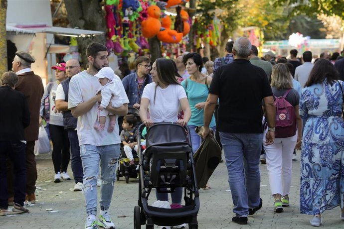 Personas paseando por un mercado