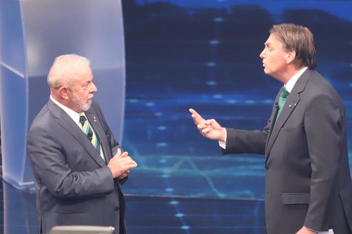 16 October 2022, Brazil, Sao Paulo: Brazilian former President and presidential candidate Lula da Silva (L) and President of Brazil who is running for re-election Jair Bolsonaro take part in a debate at Band tv studios. Photo: Leco Viana/TheNEWS2 via ZU