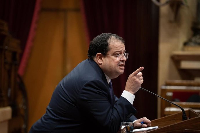 El conseller de Interior de la Generalitat, Joan Ignasi Elena, en el pleno del Parlament