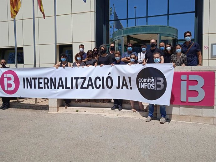 Archivo - Comité de empresa de los informativos de IB3 en una huelga en una imagen de archivo de junio de 2021