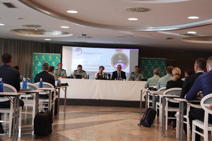 La delegada del Gobierno en Baleares, Aina Calvo, y el director adjunto operativo de la Guardia Civil, el teniente general Pablo Salas, presentan la unidad de escoltas en vuelos de la Guardia Civil.