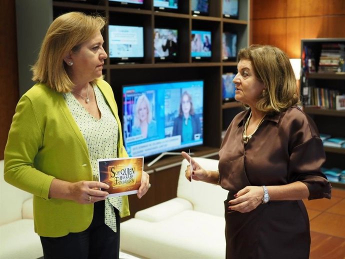 La consejera de Educación, Rosa Ana Rodríguez y la directora general de CMM, Carmen Amores.