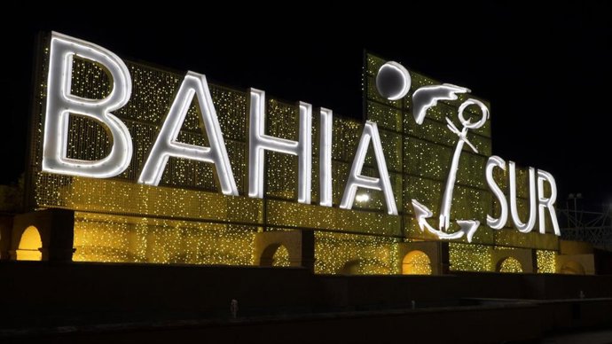 El centro comercial Bahía Sur ha establecido un nuevo horario para el encendido parcial de la iluminación a partir de las 16,00 horas como medida de ahorro energético.