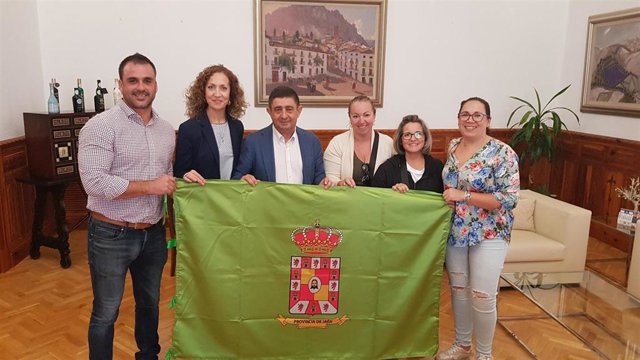 El presidente de la Diputación de Jaén, Francisco Reyes, recibe a la Asociación Cultural de Danza de Begíjar.