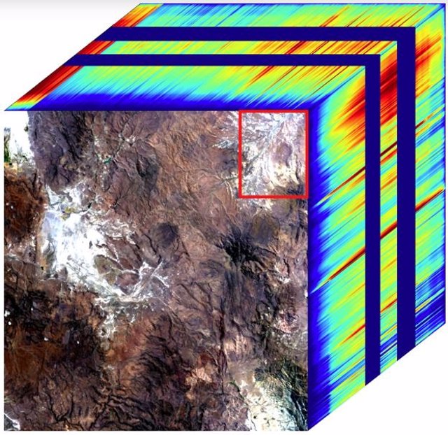 Este cubo de imágenes muestra la vista en color verdadero de un área en el noroeste de Nevada observada por el espectrómetro de imágenes EMIT de la NASA. Los paneles laterales muestran la huella dactilar espectral de cada punto de la imagen.