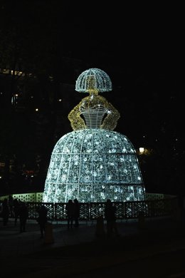 Archivo - Una menina iluminada desde el autobús Naviluz el primer día de la puesta en marcha del servicio en 2021 
