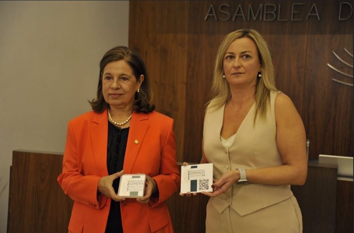 La vicepresidenta primera de la Junta, Pilar Blanco-Morales, entrega el proyecto de Presupuestos de Extremadura para 2023 a la presidenta de la Asamblea, Blanca Martín