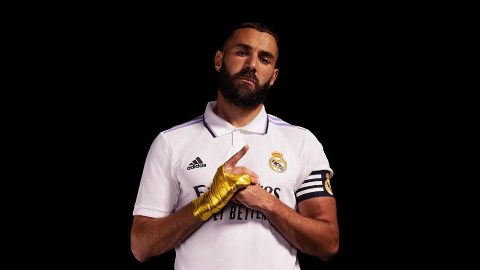 Karim Benzema (Real Madrid) con su vendaje en color oro, por la consecución del Balón de Oro 2022.