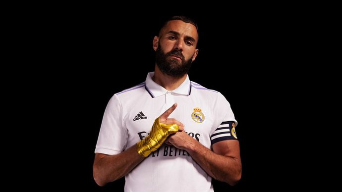 Karim Benzema (Real Madrid) con su vendaje en color oro, por la consecución del Balón de Oro 2022.