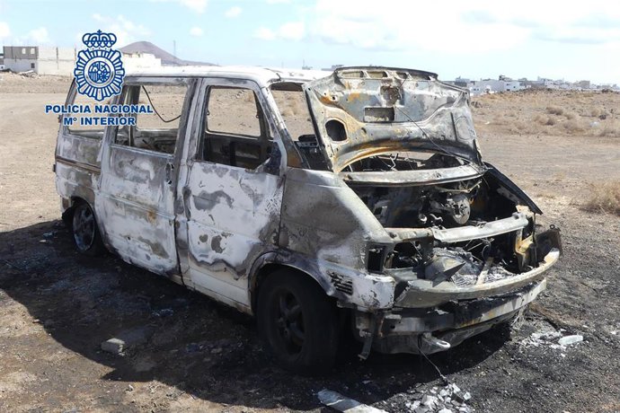 Furgoneta con la que el detenido cometió un robo con fuerza y que posteriormente apareció calcinada en un descampado del barrio de Argana Alta