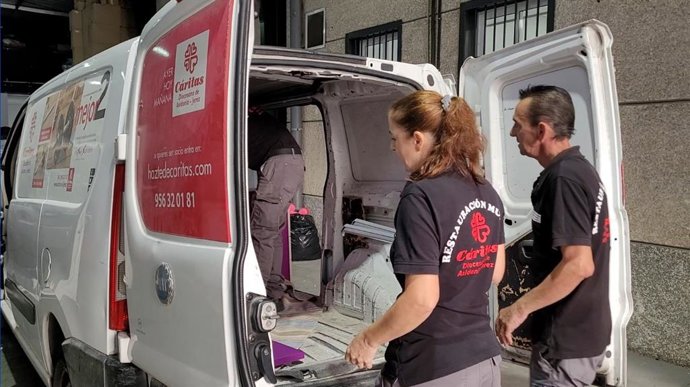 Furgoneta solidaria de Cáritas.