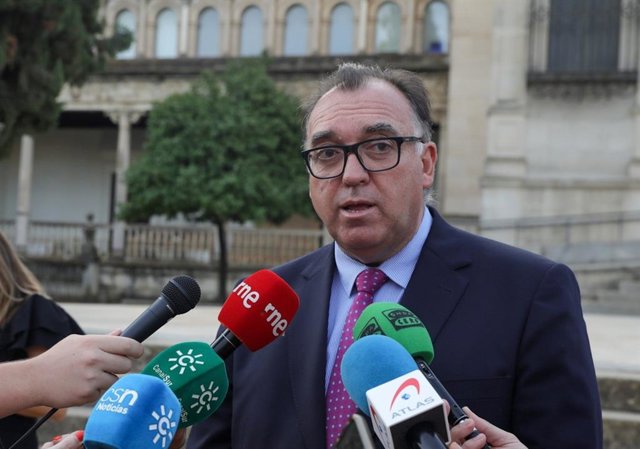 El consejero de Turismo, Arturo Bernal, en la atención a medios en el Museo Arqueológico de Sevilla.