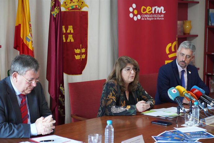 De izquierda a derecha, el presidente del Consejo Escolar, José Francisco Parra; la consejera de Educación, María Isabel Campuzano, y el director general de Centros Educativos e Infraestructuras, Jesús Pellicer.