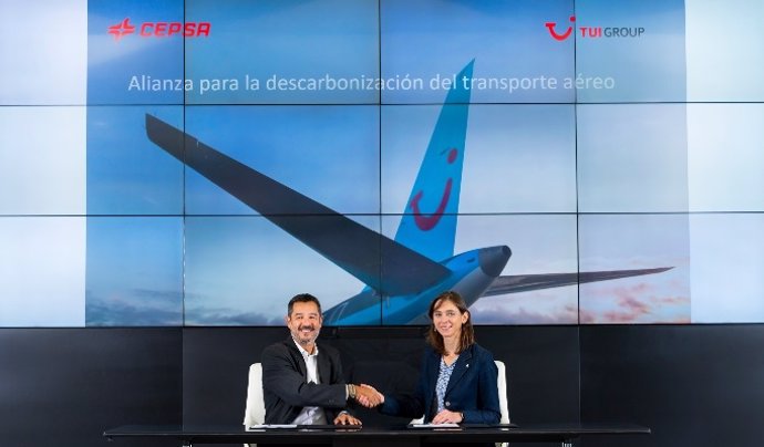 TUI y Cepsa se alían para descarbonizar el transporte aéreo con el uso de combustible sostenible.