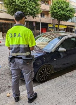 Un agente de zona azul en Palma.