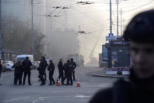 Despliegue de los servicios de emergencia en Kiev tras un ataque ruso