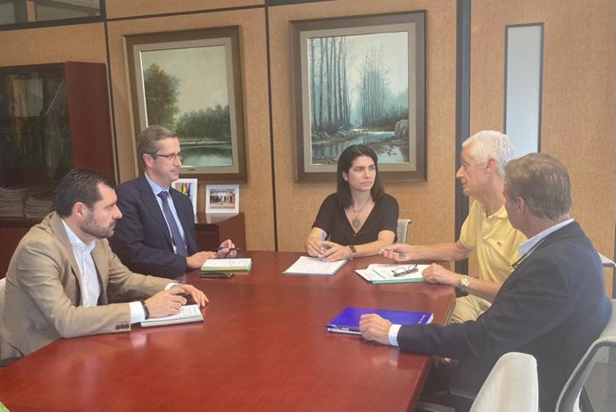 El responsable de la filial de redes de Endesa, e-distribución, en Huelva, Antonio Sánchez, ha presentado a la delegada de Economía, Hacienda y Fondos Europeos y de Política Industrial y Energía de la Junta en Huelva, Lucía Núñez, el plan de inversión.