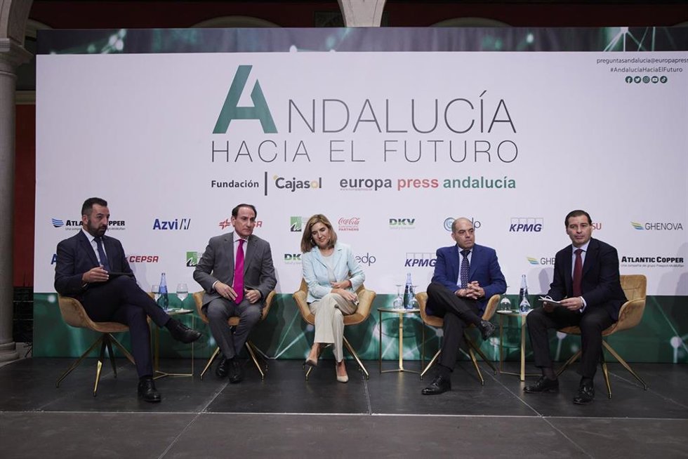 La consejera de Empleo, Rocío Blanco, junto al delegado de Europa Press en Andalucía, Francisco Morón, (d) el presidente de ATA, Lorenzo Amor, (2d) el presidente de la CEA, Javier González de Lara, (2i) y el presidente de  (AJE), Melesio Peña.